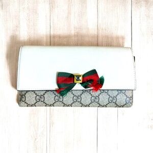 Gucci GG Supreme Continental Wallet in white, tan and red & green bow